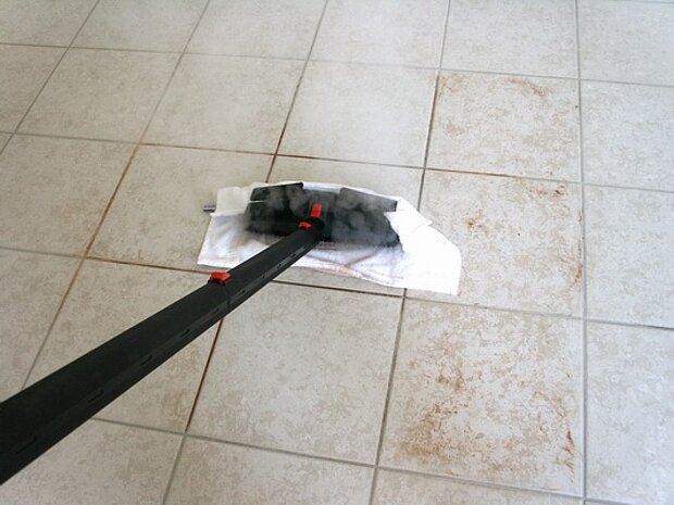 Beispiel Dampfreiniger auf Boden