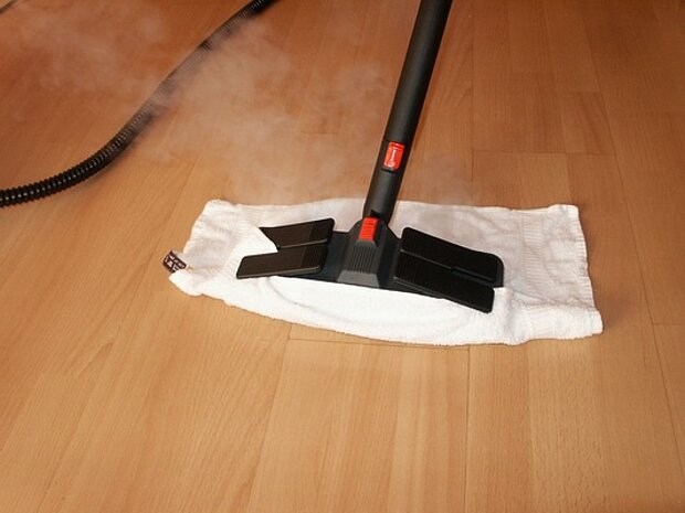 Beispiel Dampfreiniger auf Parkett