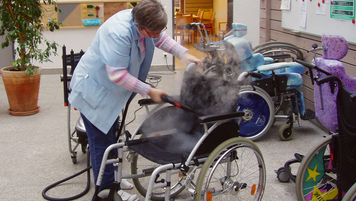 Rollstuhlreinigung mit Dampf
