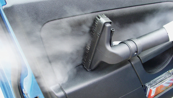 Reinigung der Türverkleidung im Auto mit einem Dampfsauger